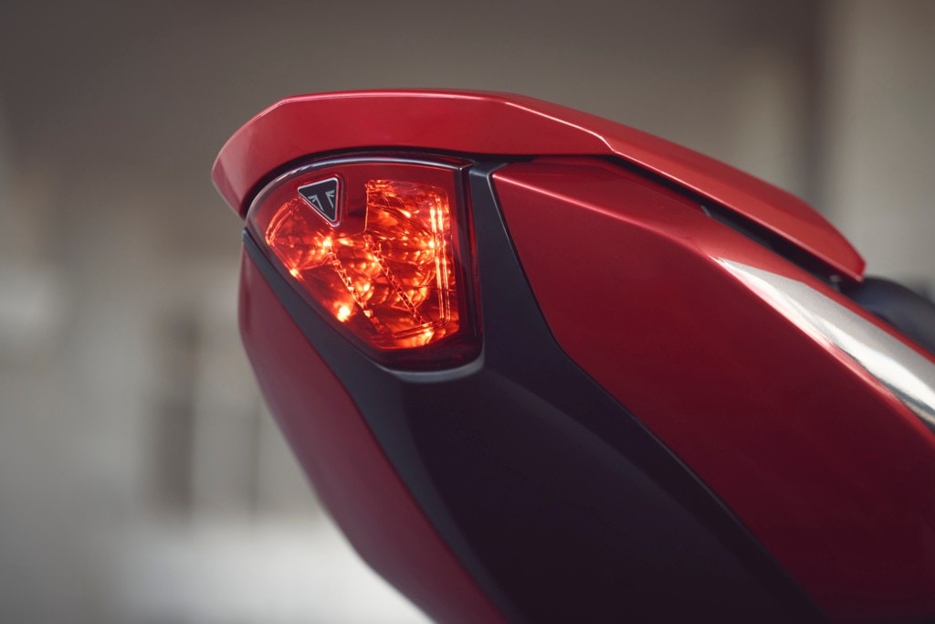 Triumph presenta la nuova roadster Trident 800 a EICMA 2025